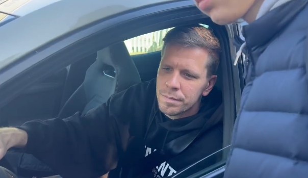 記者：弗裏克周一給巴薩全隊放假，隻有什琴斯尼今天還去訓練